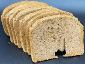 angereihte Brotscheiben mit Loch vom Knethaken eines Brotbackautomat