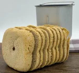 Knethaken Brotscheiben . Quer aufschneiden. Mit Brotbackautomatenform im Hintergrund