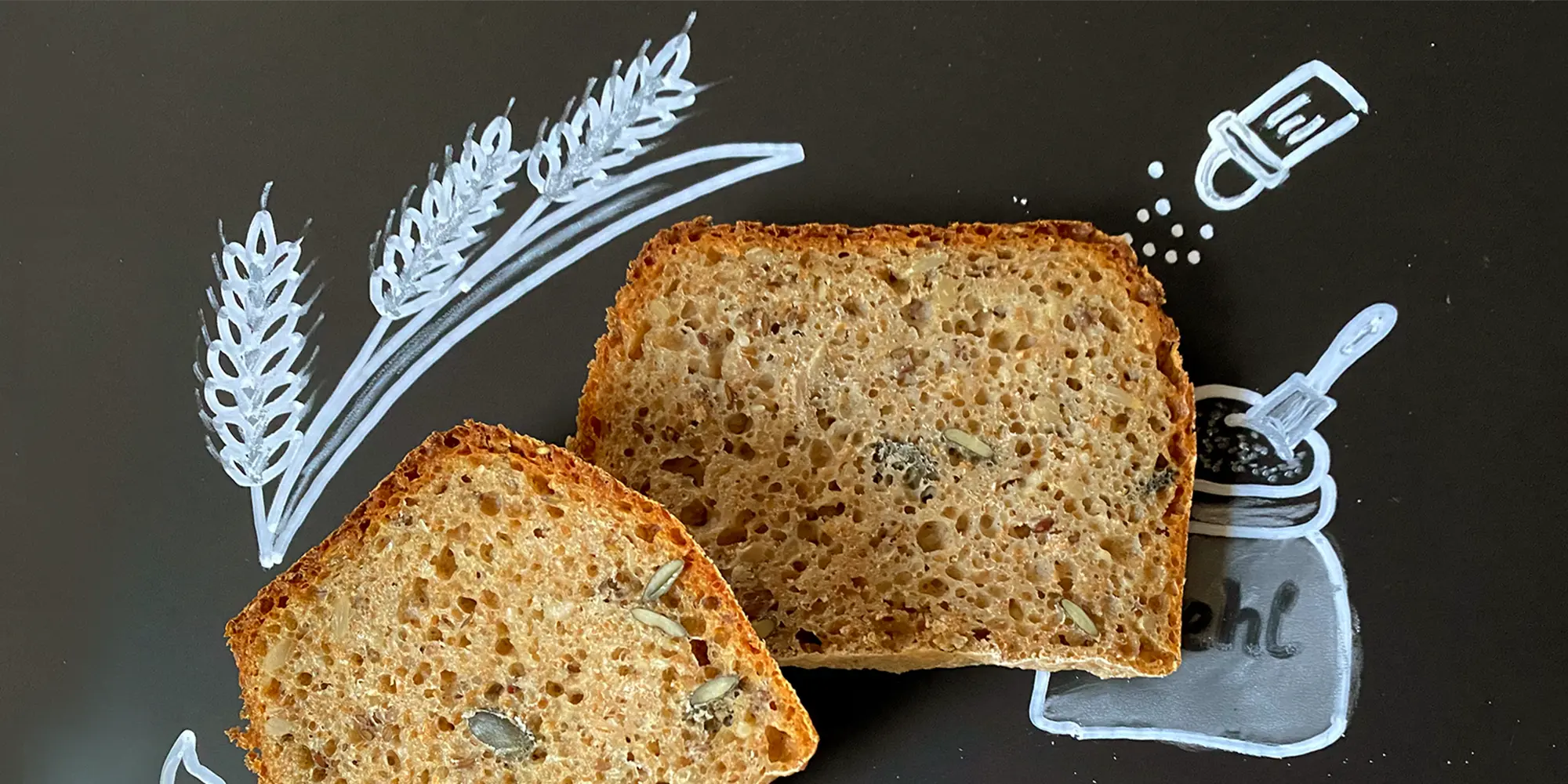 Brotbackautomaten Rezepte .Zwei Brotscheiben auf Kreisdetafel mit Getreideähre, Salz und Mehl