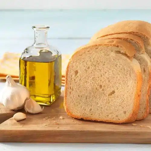 Joghurtbrot-brotbackautomaten-rezept. Brot mit joghurt. Ölflasche und Knoblauch