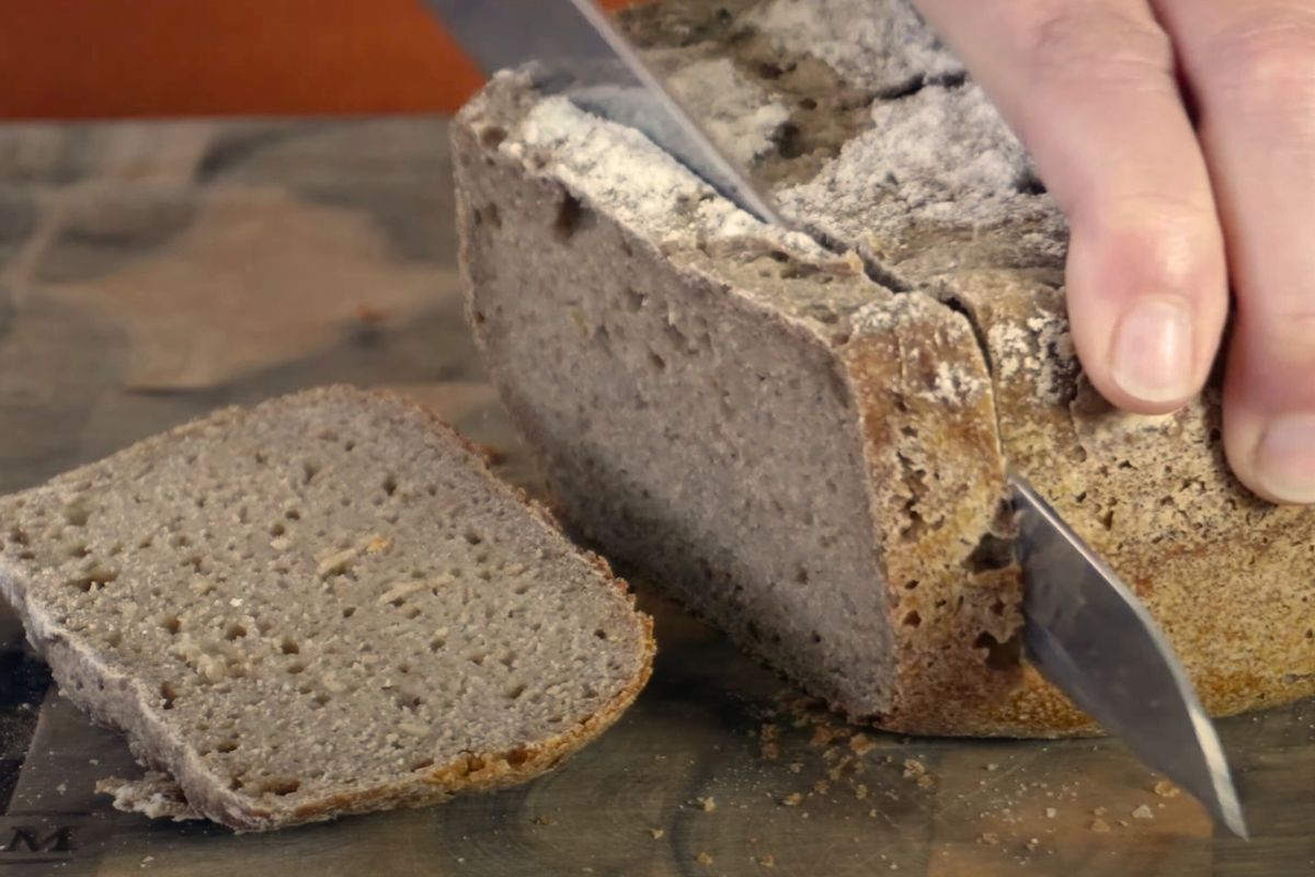 Roggenbrot aus dem Brotbackautomaten Rezept Brot mit einem Messer anschneiden