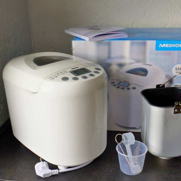 MEDION Brotbackautomat Test MD11011 3 MEDION Brotbackautomat in weiß mit Backzubehör auf Küchenarbeitsplatte