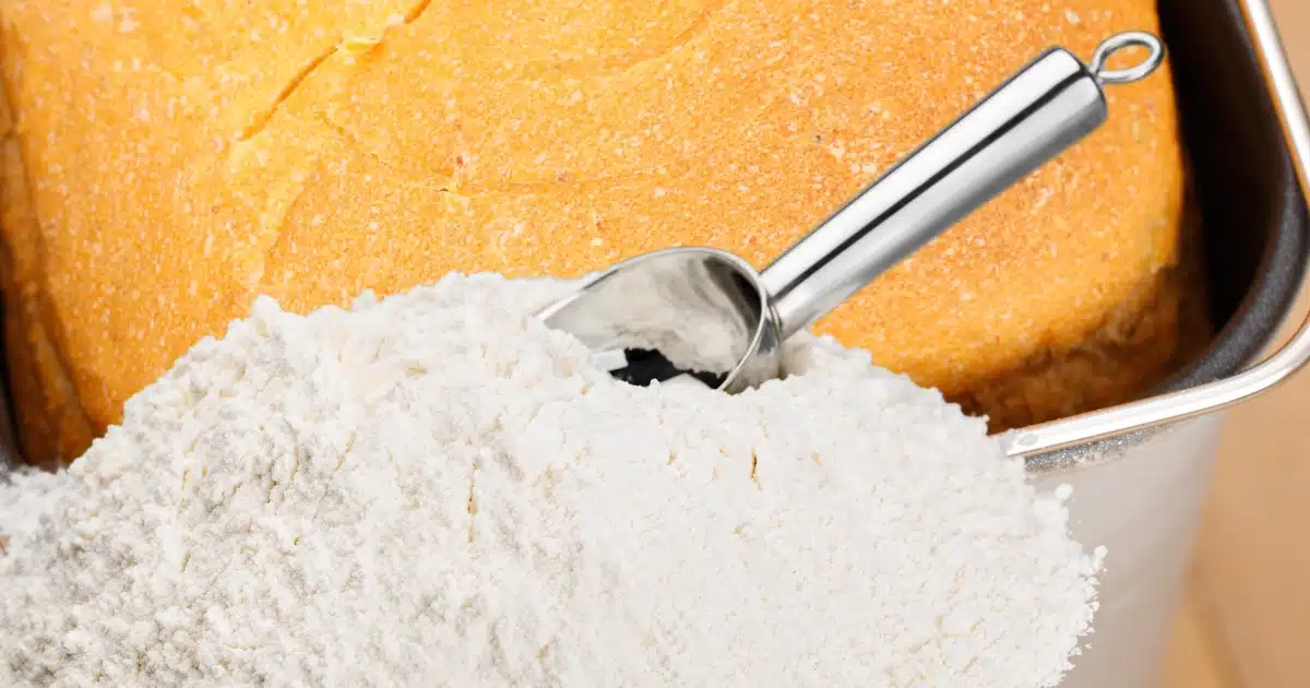 Mehlhaufen mit Brot im Hintergrund. Backmischungen
