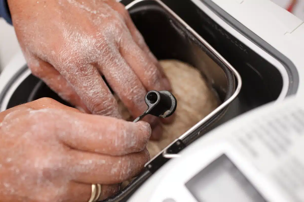Wie du den Knethaken richtig entfernen kannst und damit das Loch im Brot vermeidest 1 Praxistipps für Brotbackautomaten