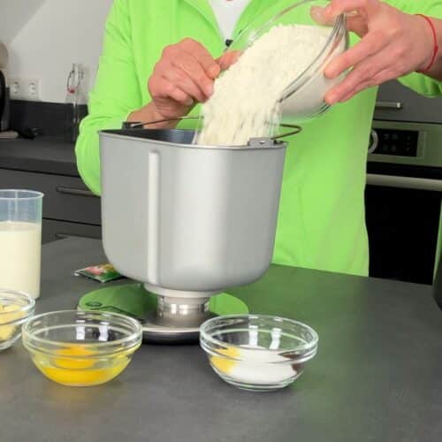 süer hefeteig aus dem brotbackautomaten. Zutaten wie mehl werden in die Brotbackautomatenform geschüttet.
