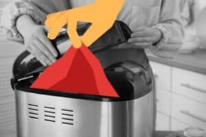 12 Tipps vor dem Kauf eines Brotbackautomaten 3 tipps vor dem kauf eines brotbackautomaten. hand die rotes tuch über einem Brotbackautomaten wegsieht.